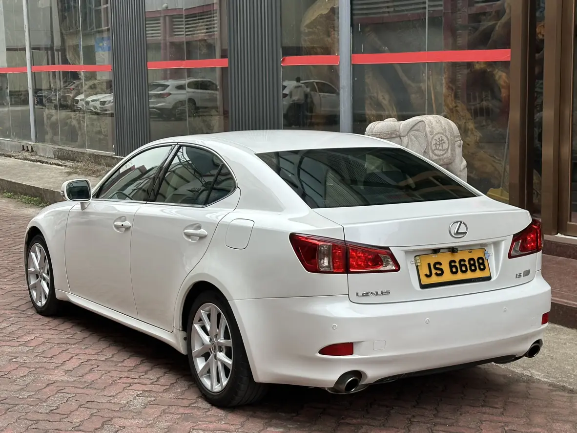 Lexus IS