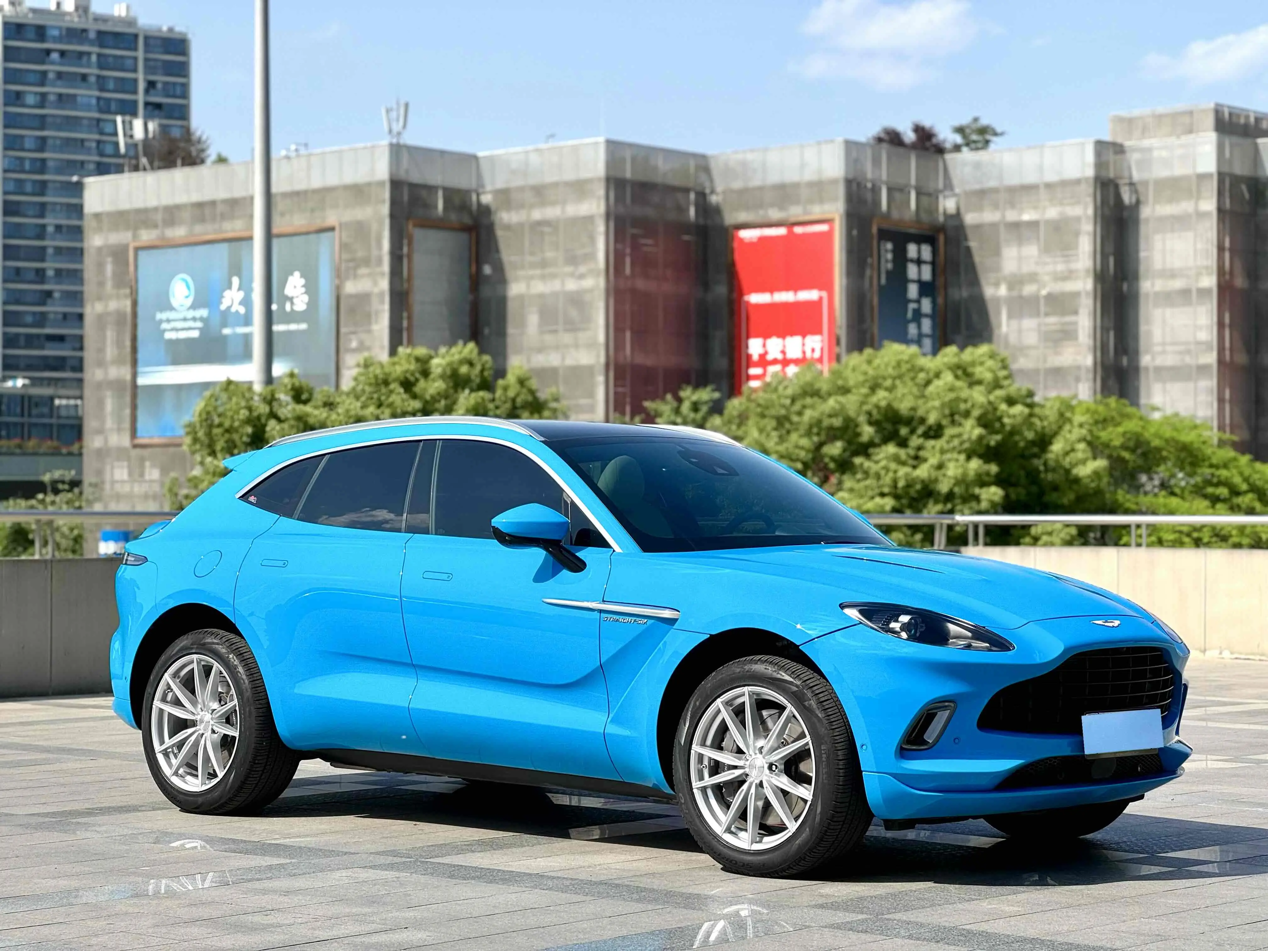 Aston Martin DBX