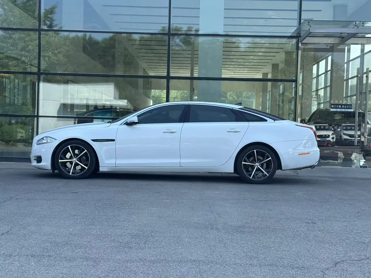 Jaguar XJ