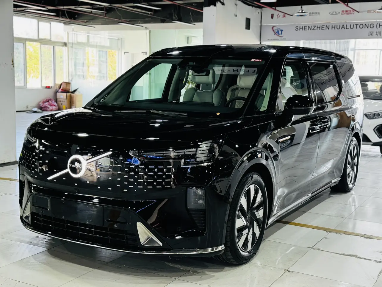 Volvo EM90