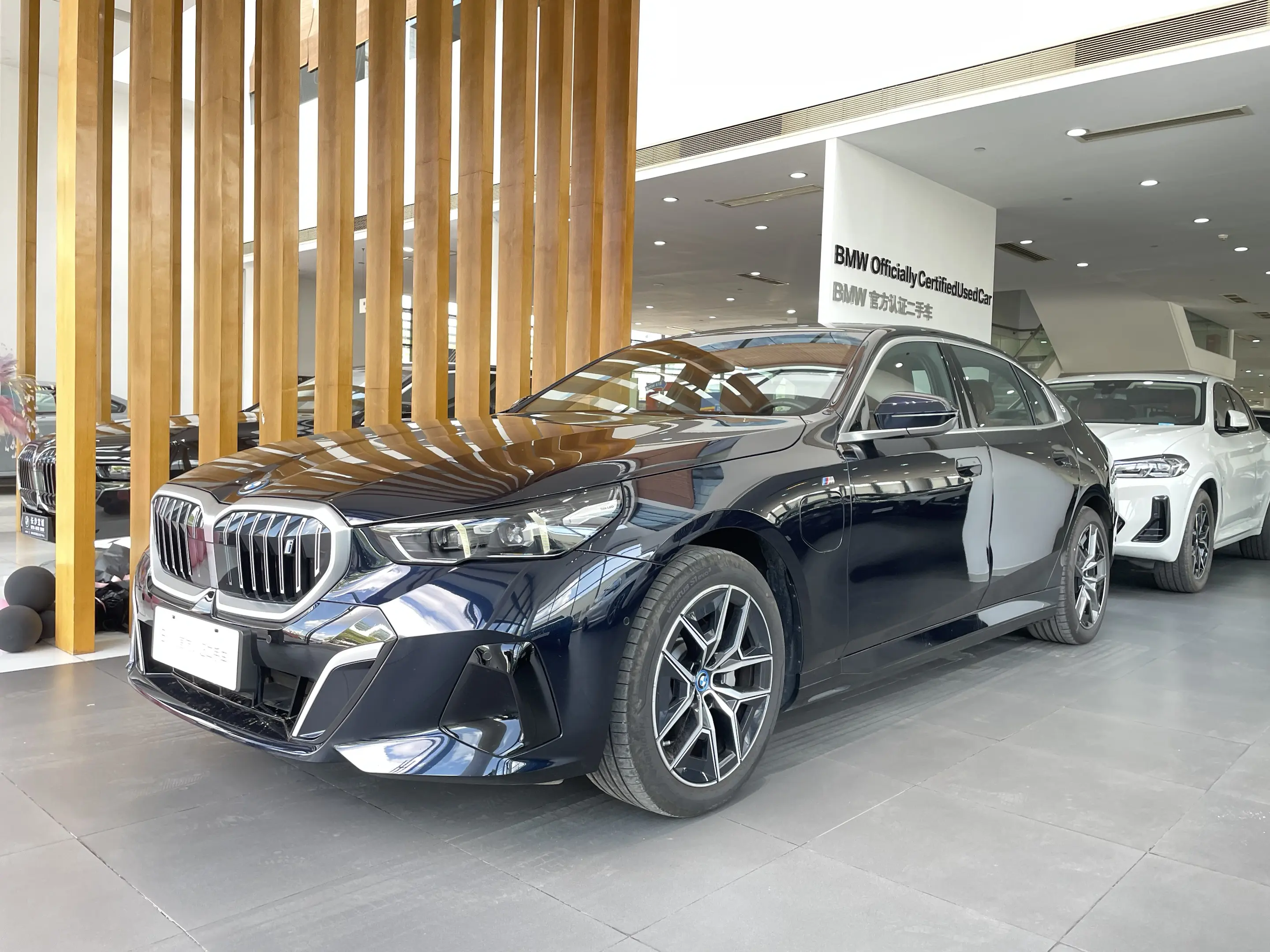 BMW i5