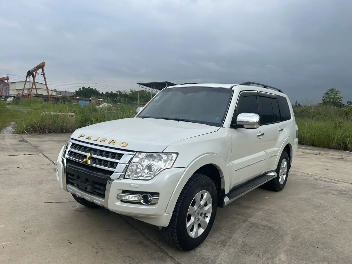 Mitsubishi Pajero (imported)