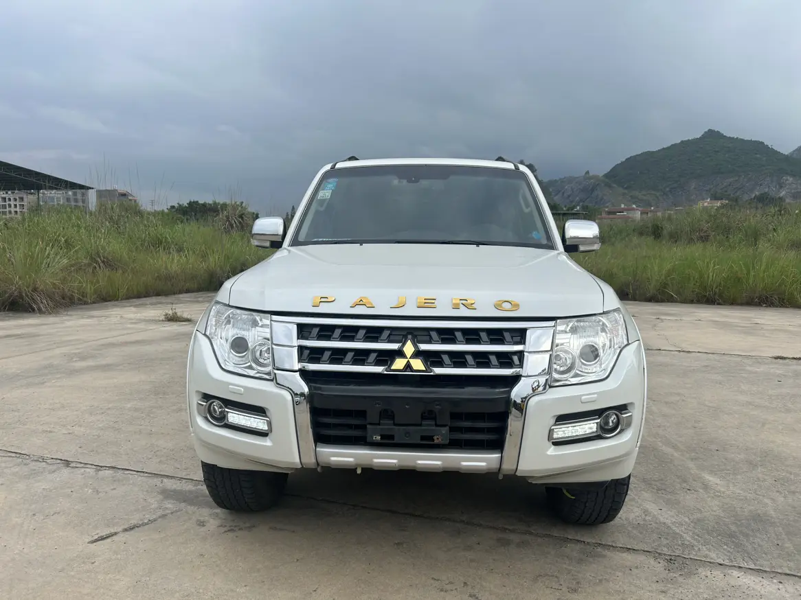 Mitsubishi Pajero (imported)