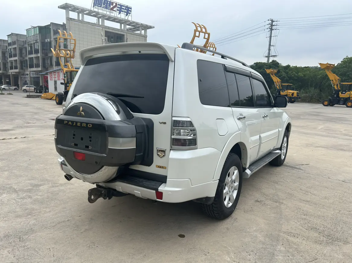 Mitsubishi Pajero (imported)