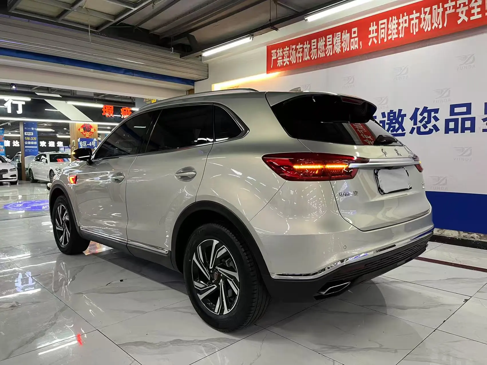 Hongqi HS5