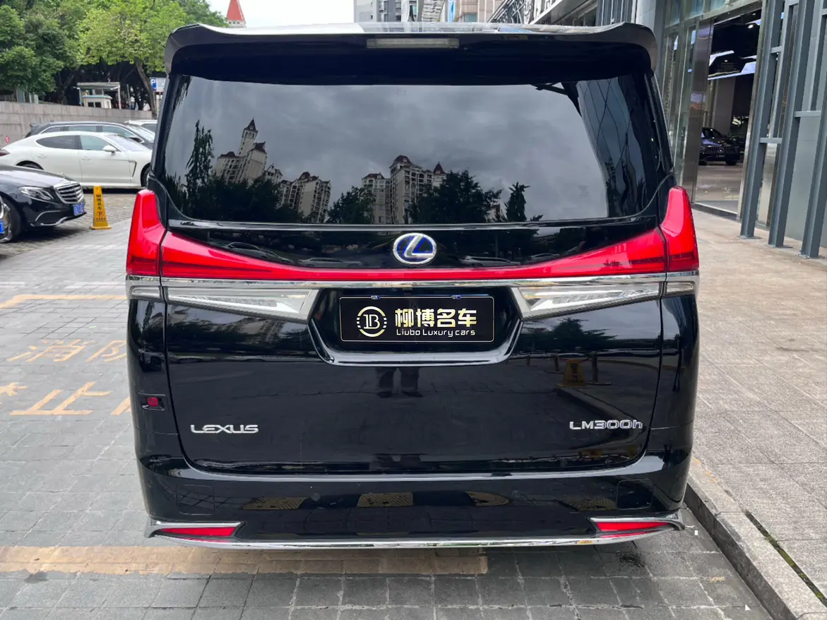 Lexus LM