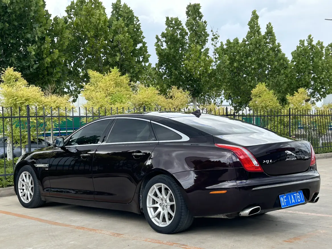 Jaguar XJ