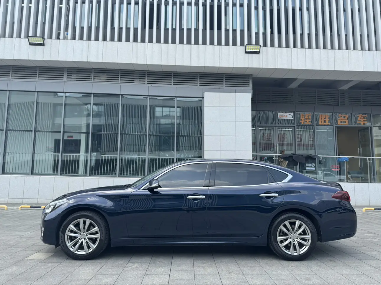 Infiniti Q70