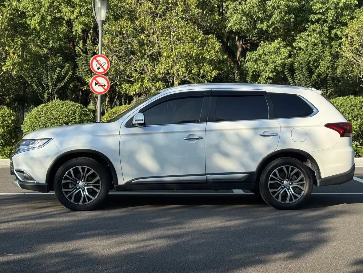 Mitsubishi Outlander (imported)