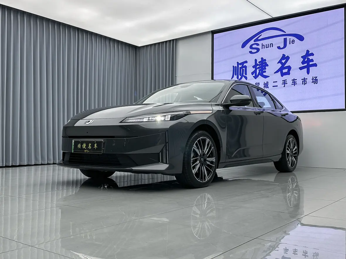 Changan Qiyuan A05  из Китая