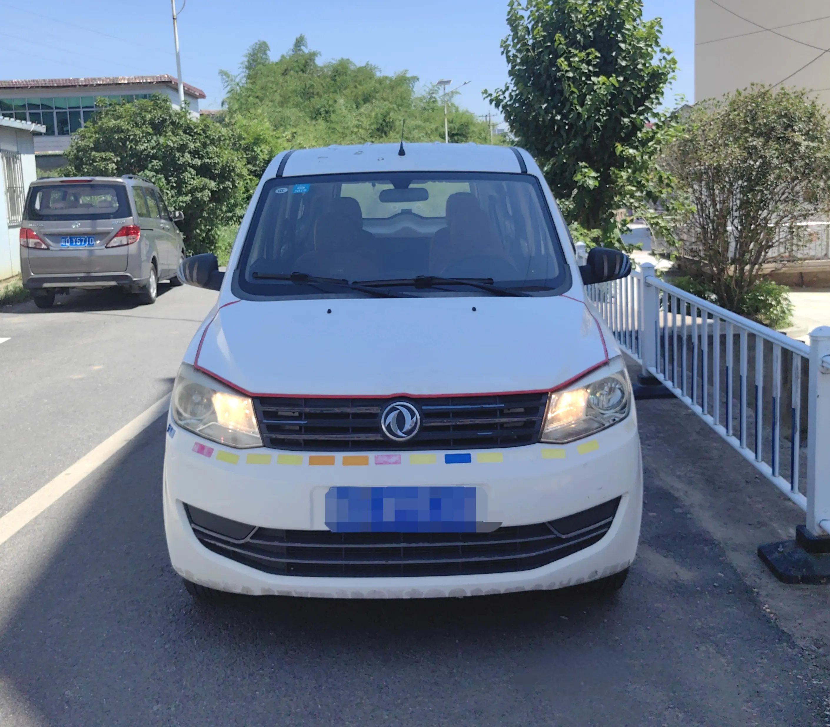 Dongfeng Fengon 330  из Китая