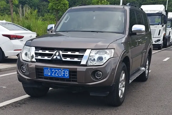 Mitsubishi Pajero (imported)