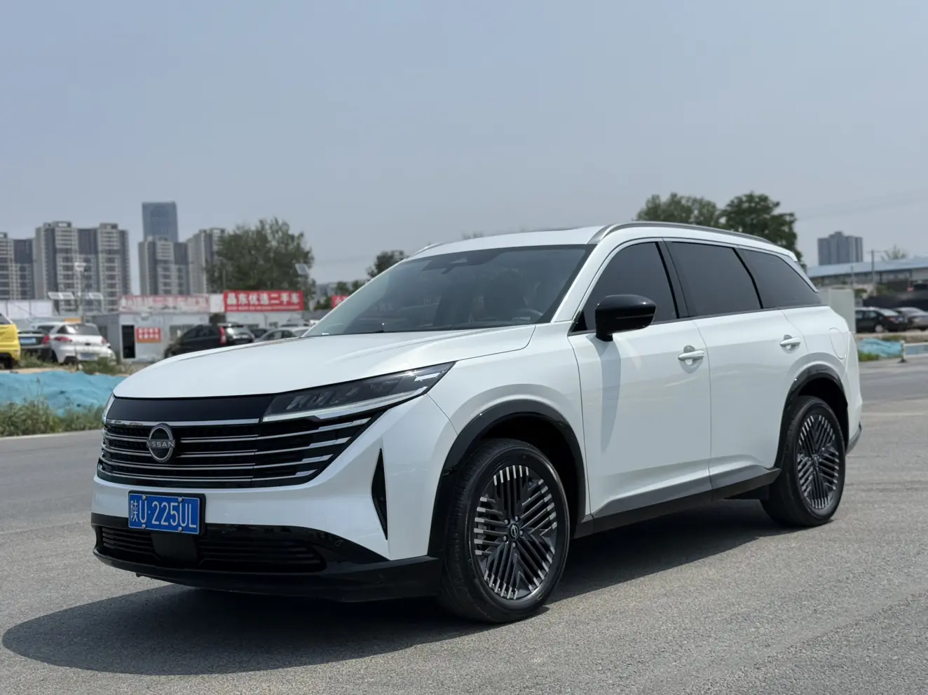 Nissan Explore the land