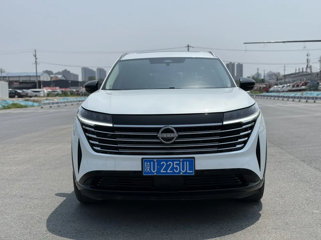 Nissan Explore the land