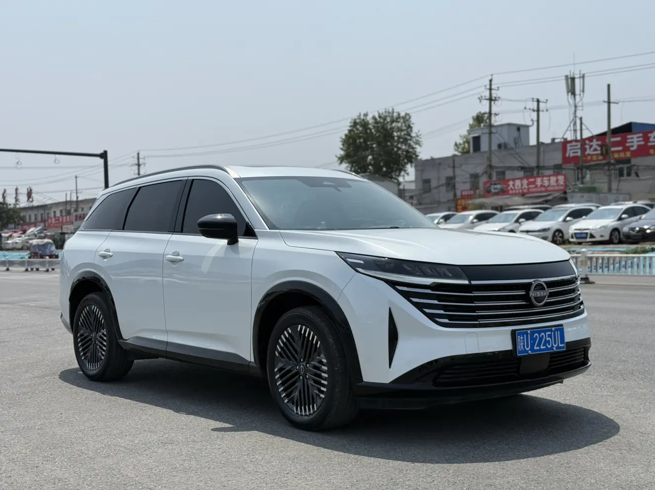 Nissan Explore the land