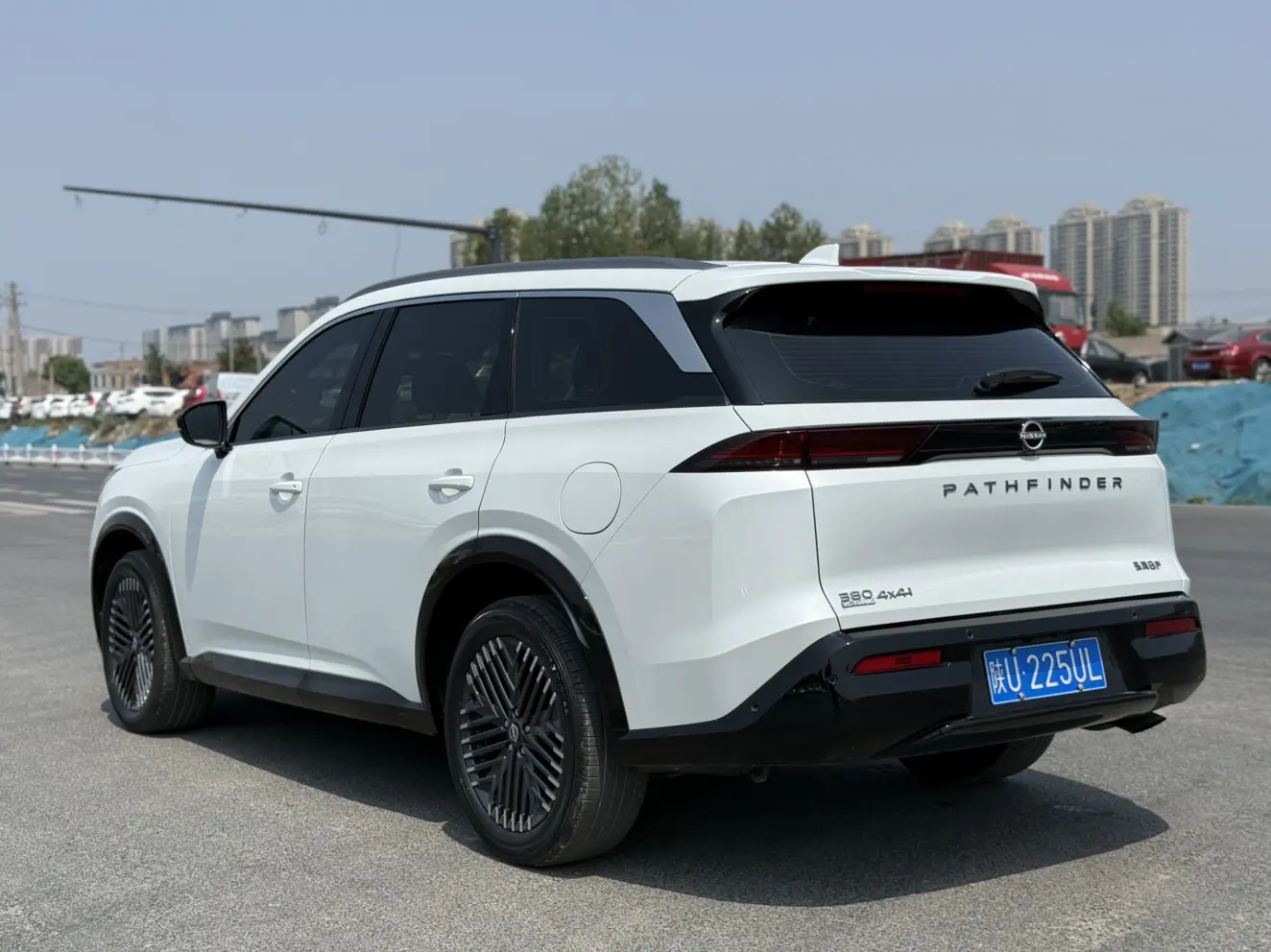 Nissan Explore the land