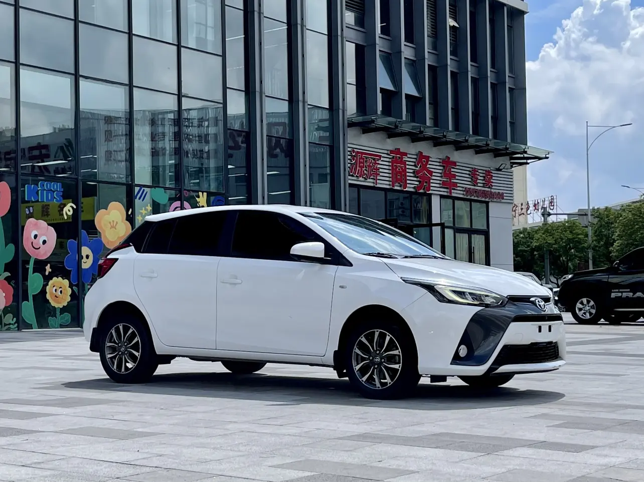 Toyota YARiS L to dazzle