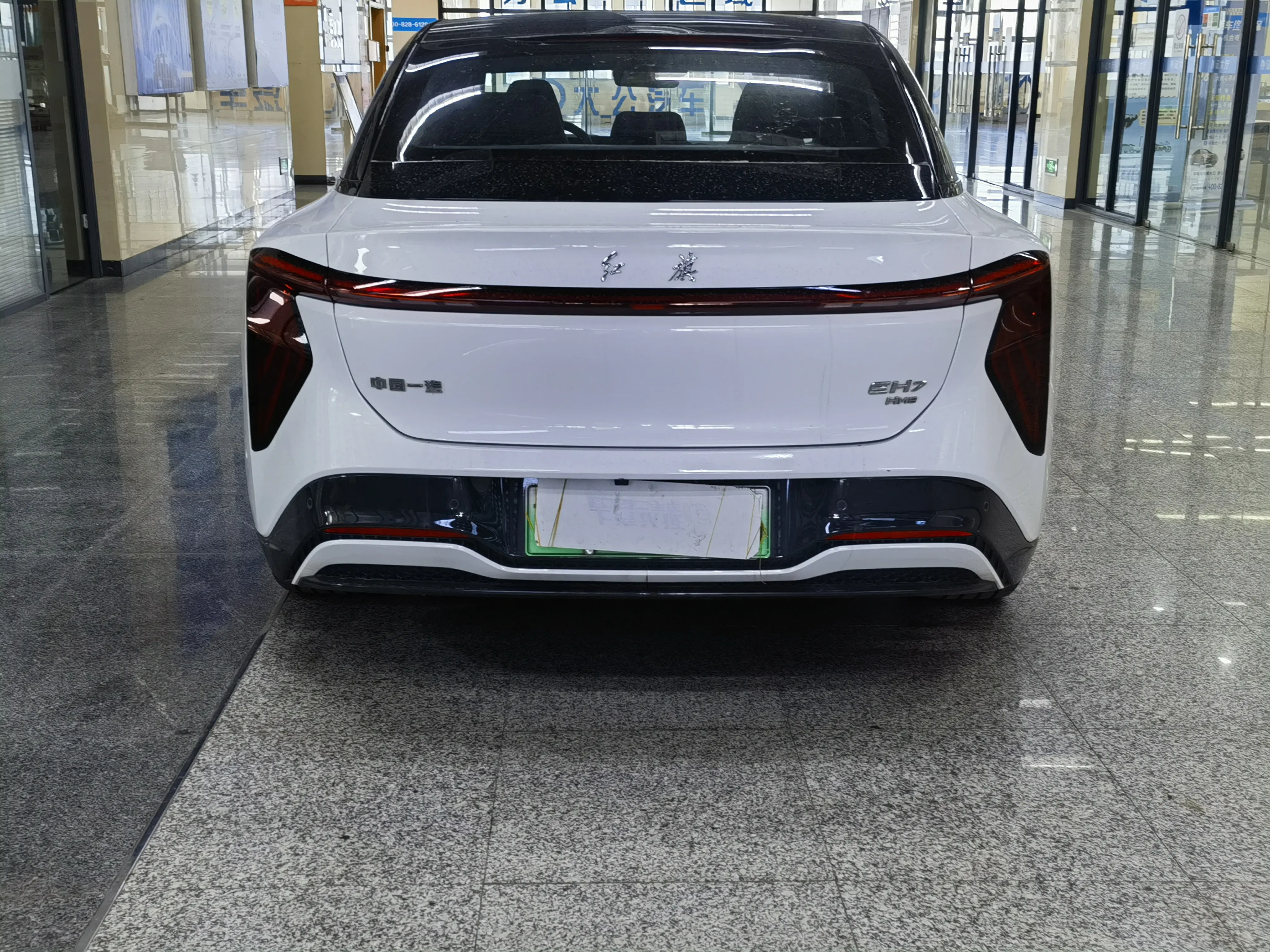 Hongqi EH7