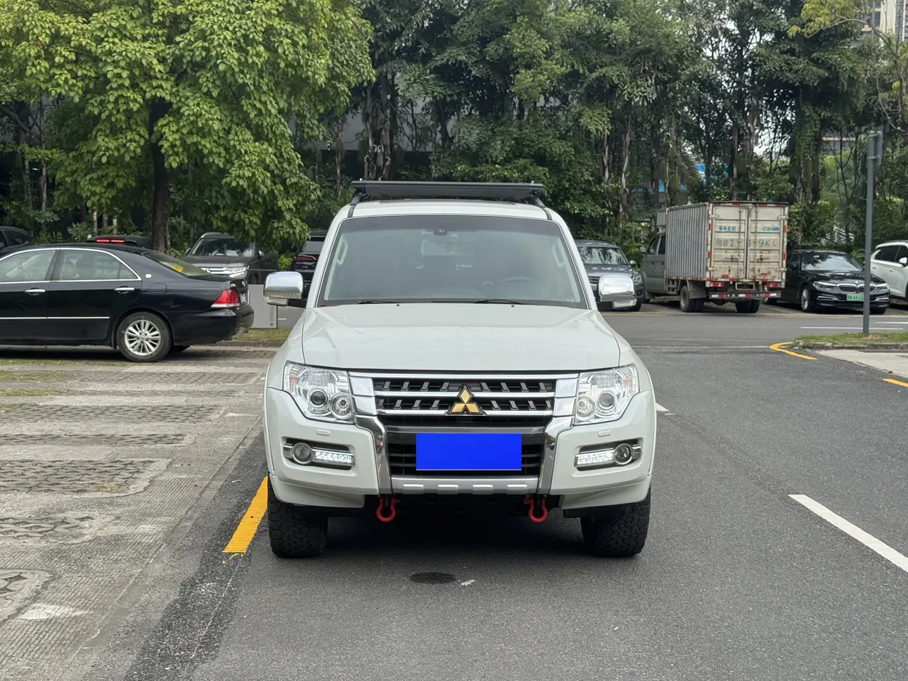 Mitsubishi Pajero (imported)