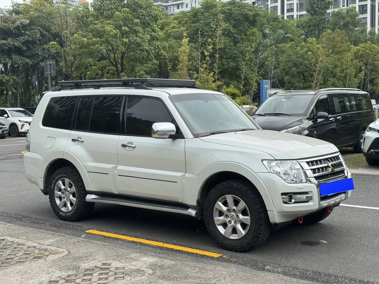 Mitsubishi Pajero (imported)