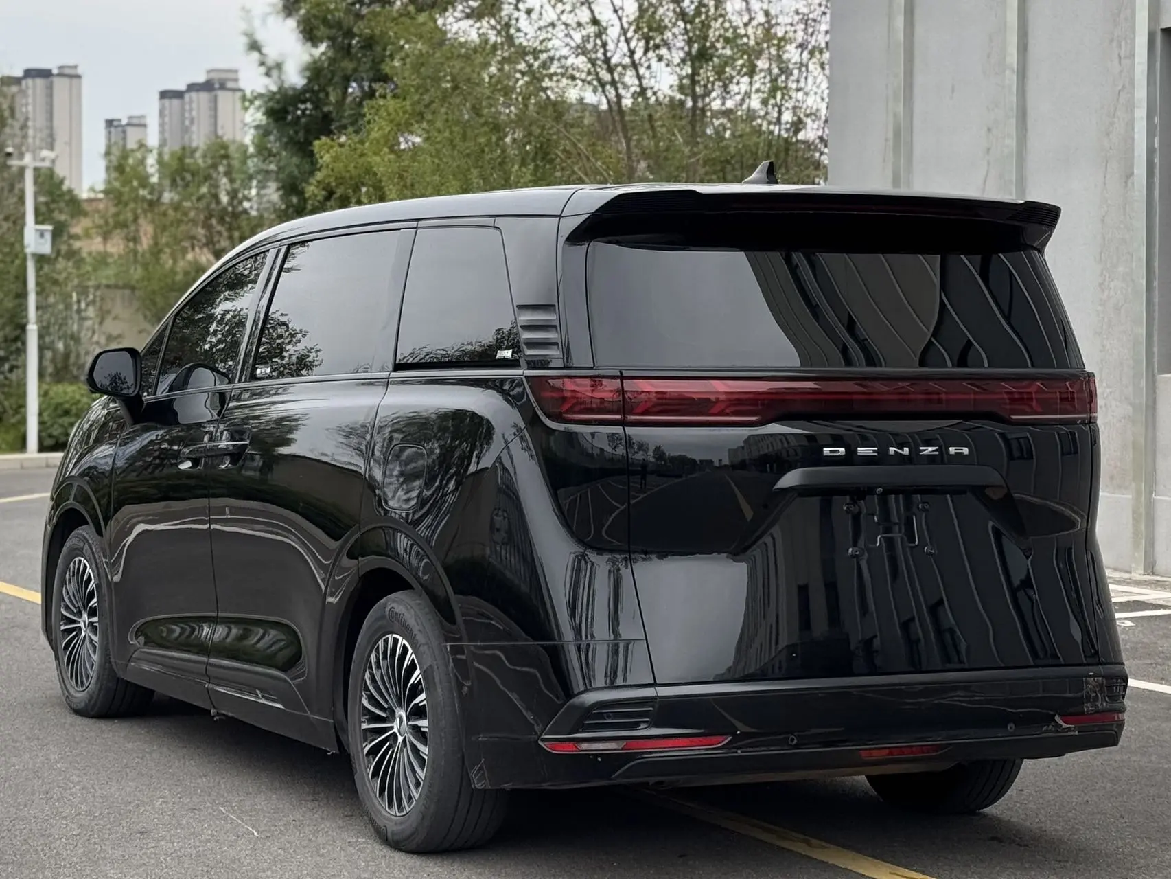 Denza D9 DM