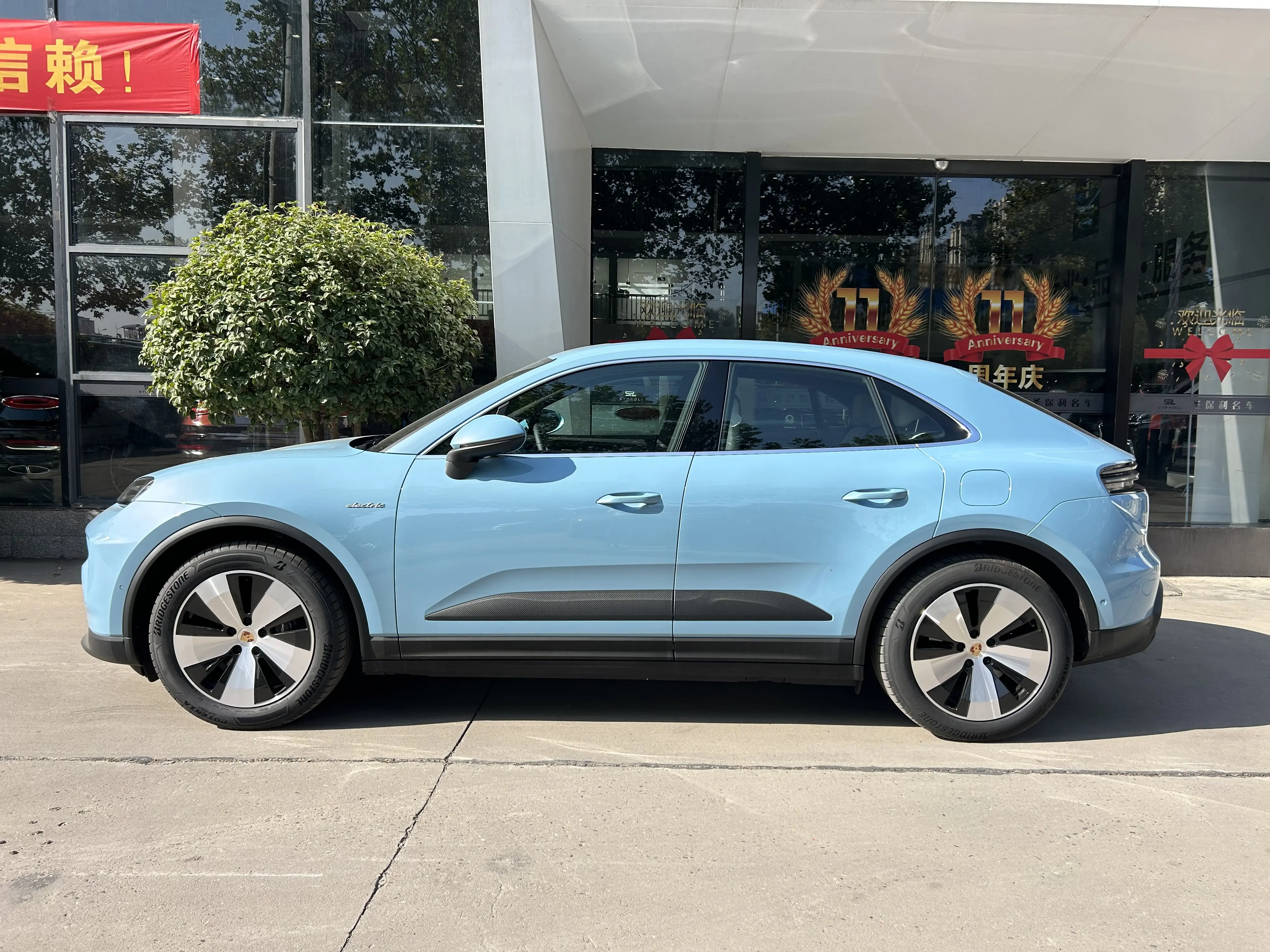 Porsche Macan EV