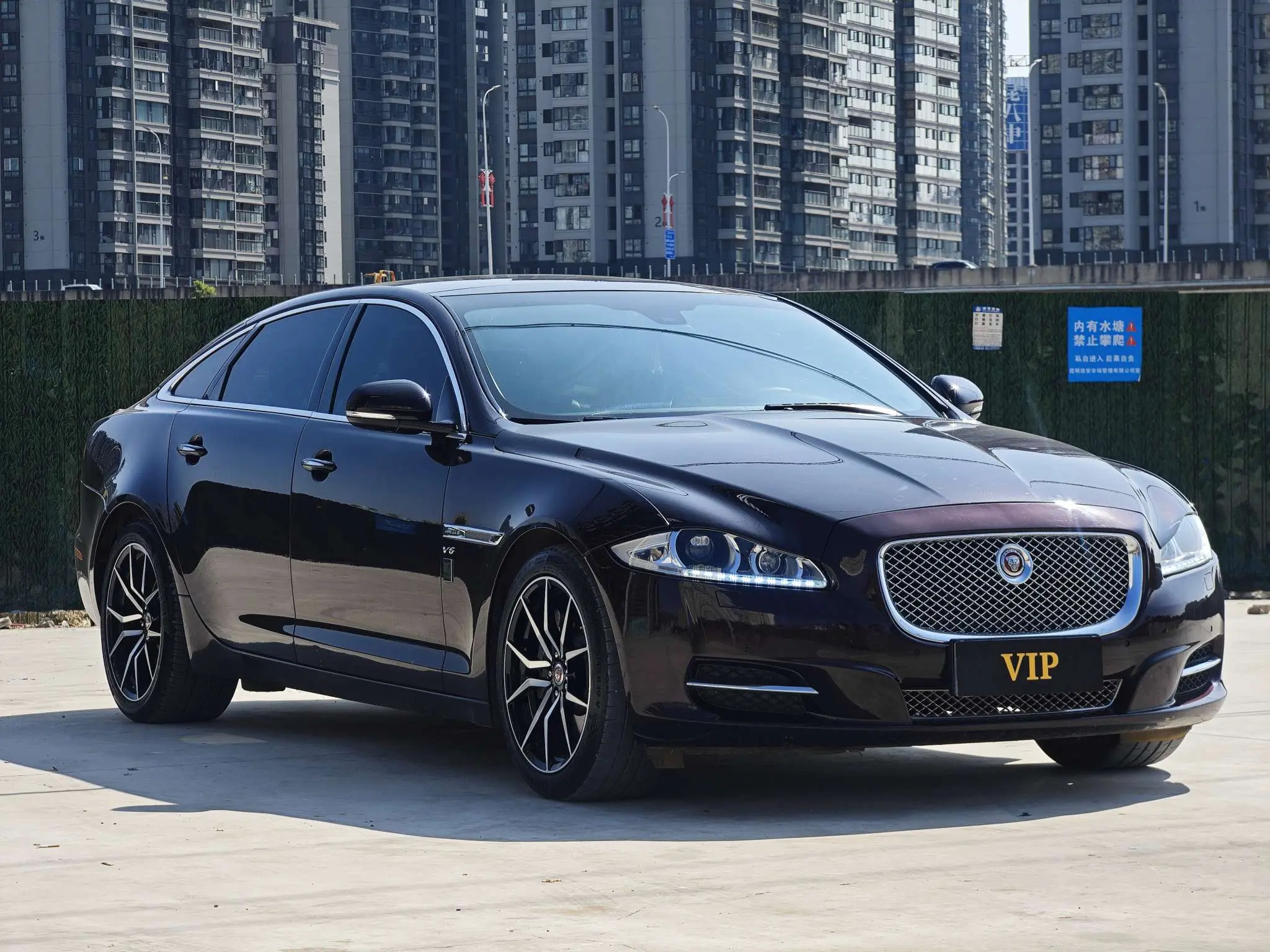 Jaguar XJ