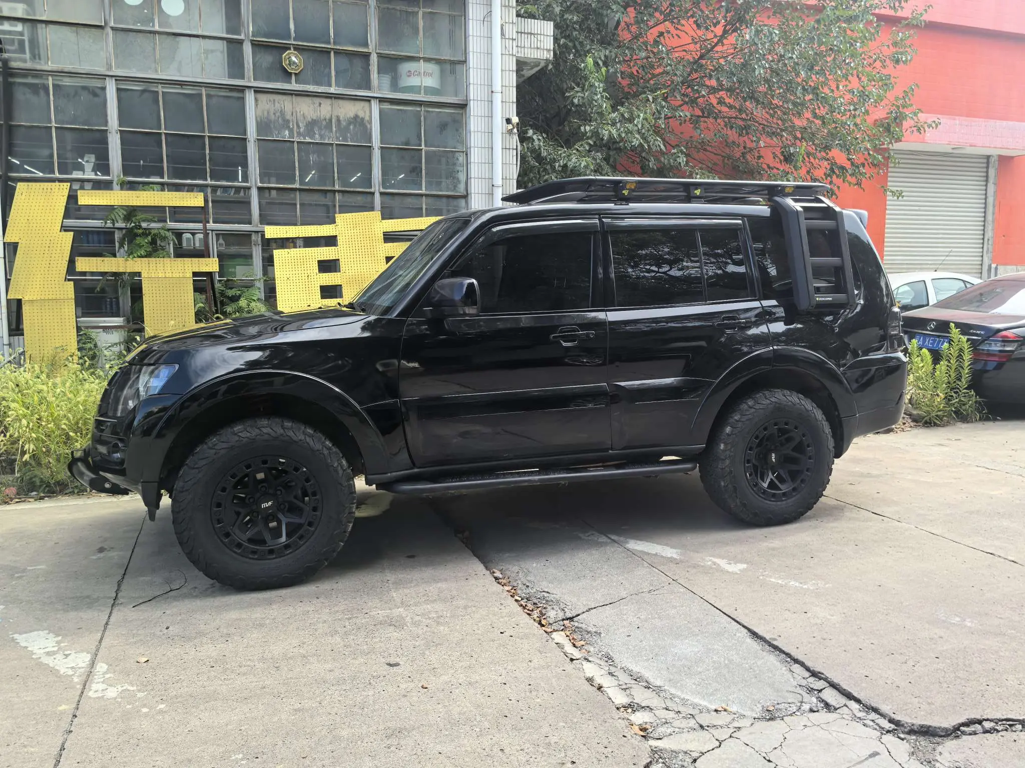 Mitsubishi Pajero (imported)