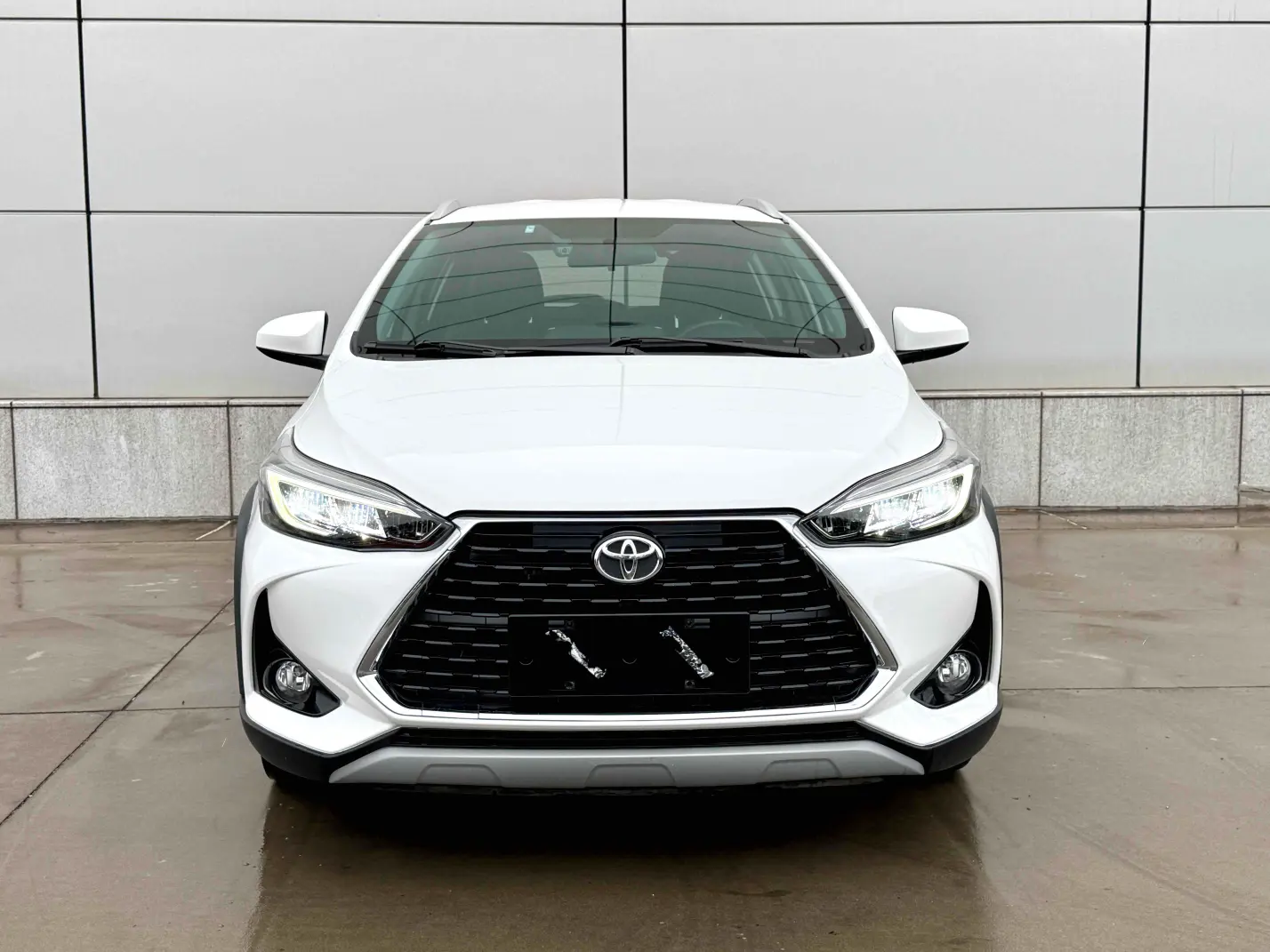 Toyota YARiS L to dazzle