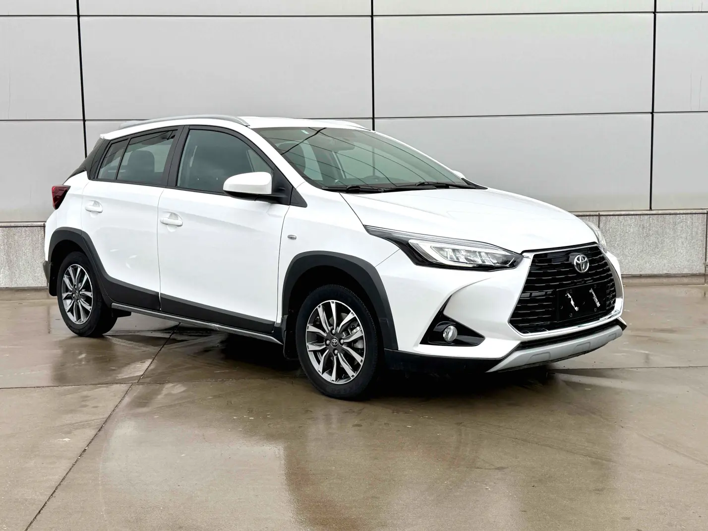 Toyota YARiS L to dazzle