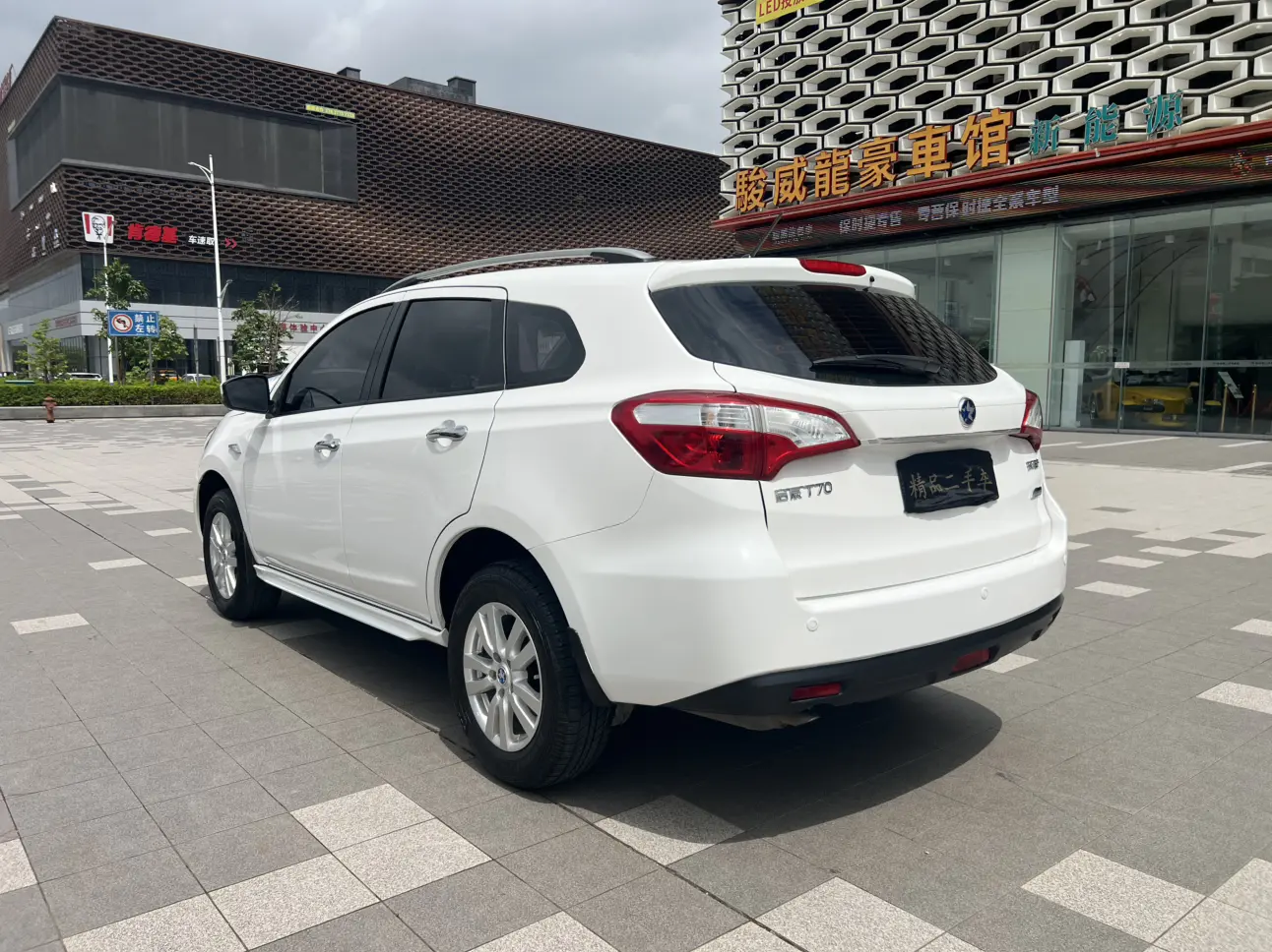 Kai Chen Venucia T70