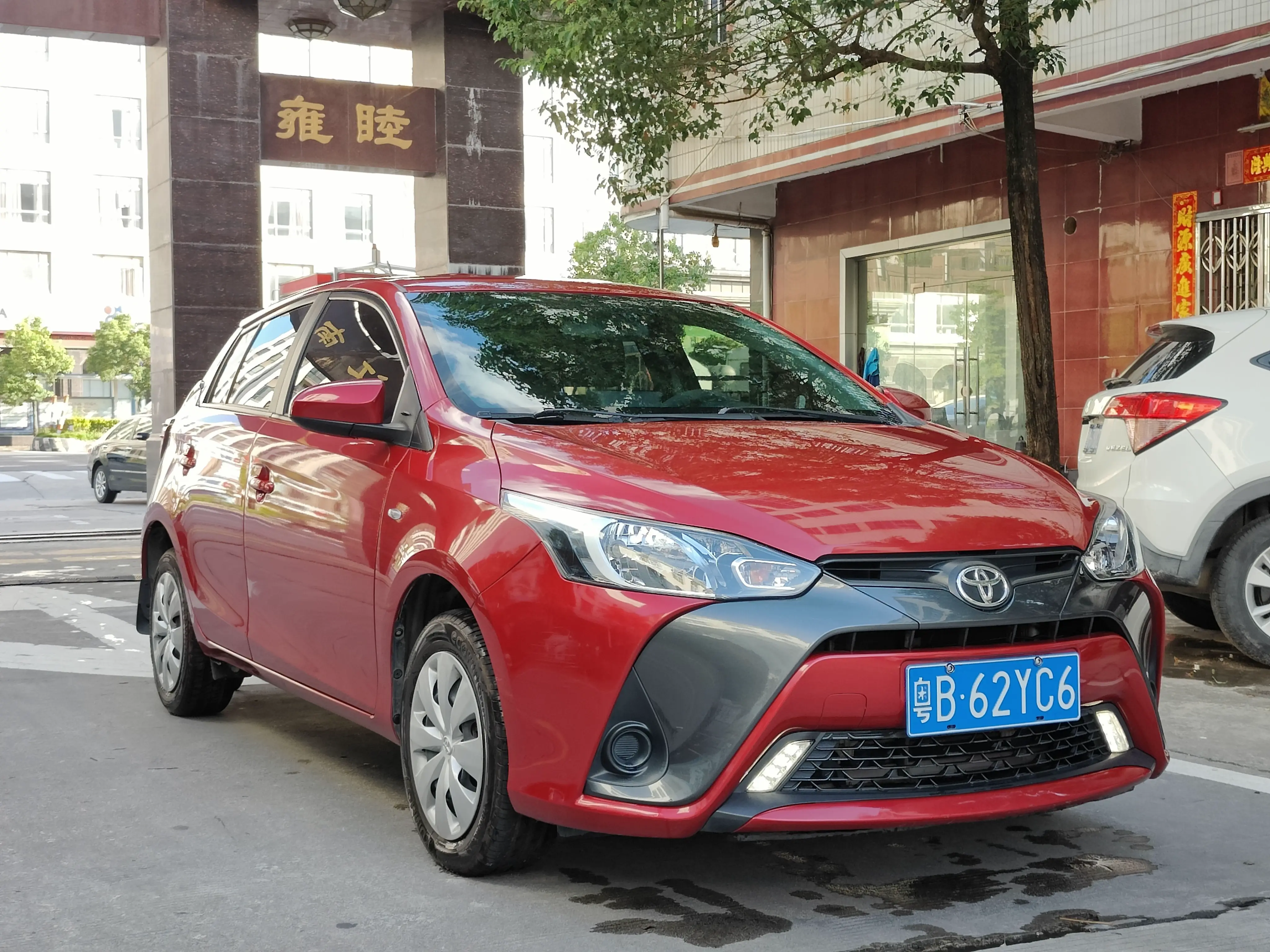 Toyota YARiS L to dazzle