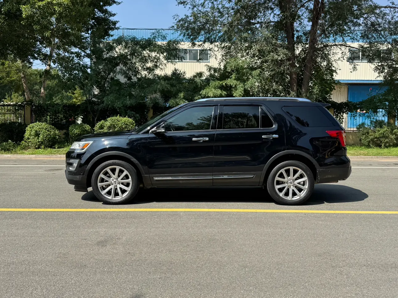 Ford Explorer (imported)