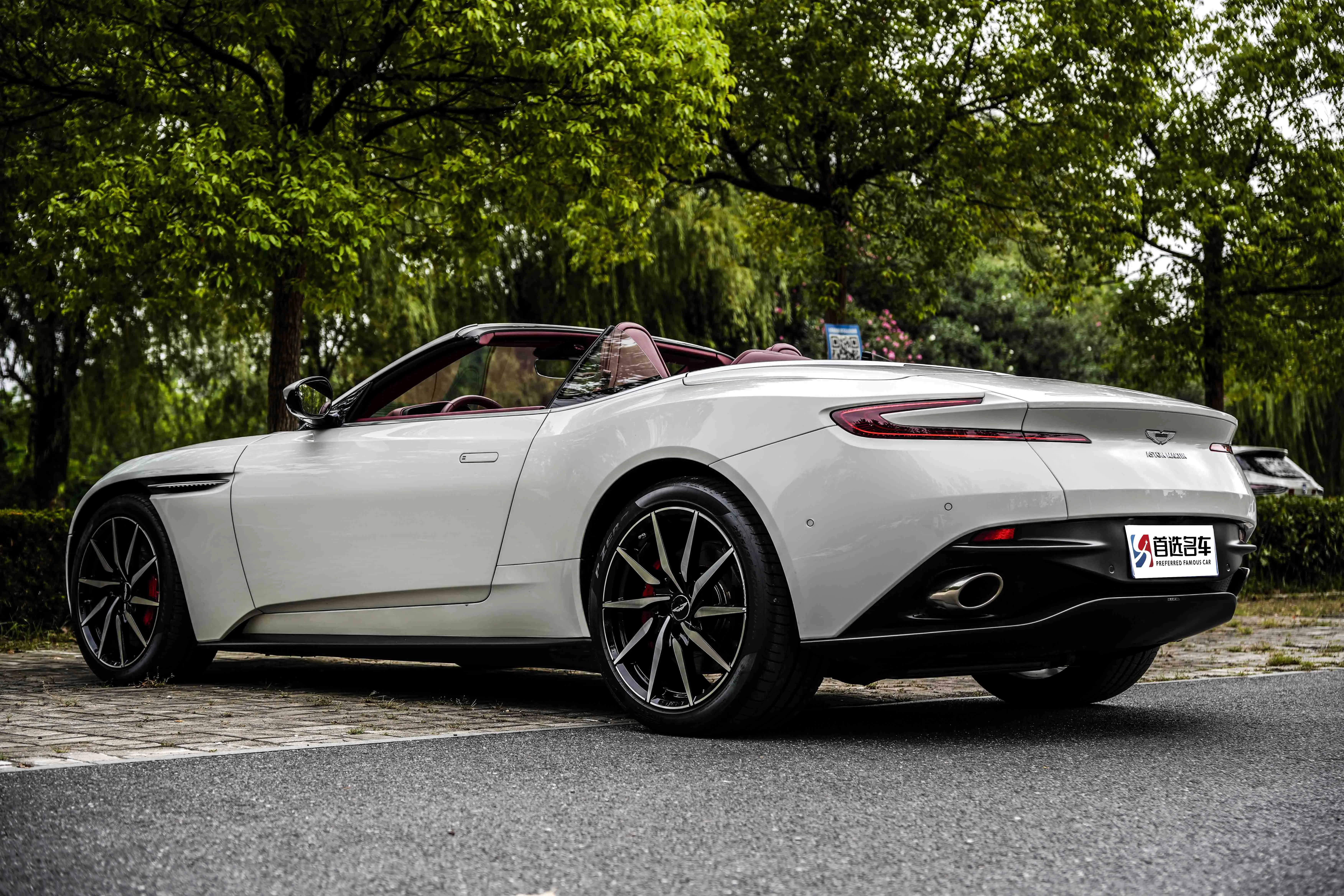 Aston Martin DB11