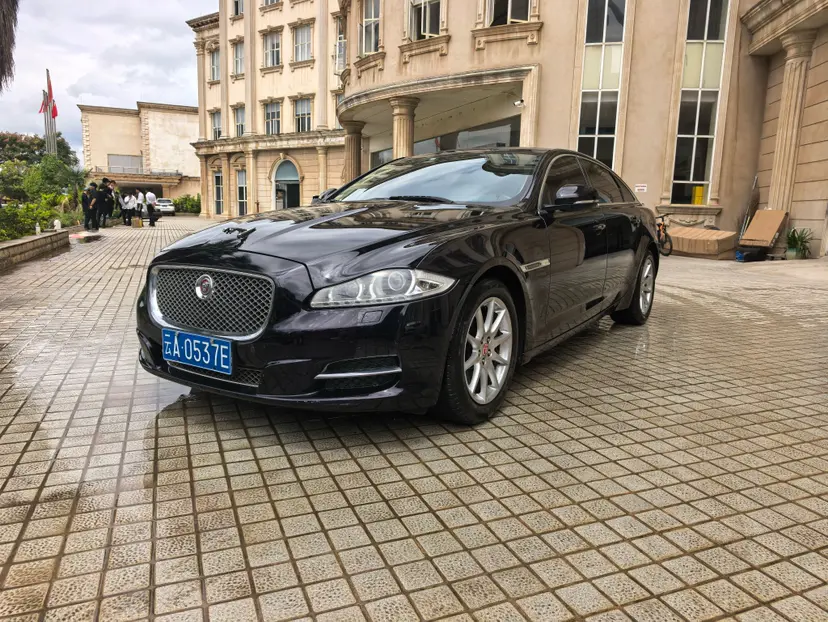 Jaguar XJ