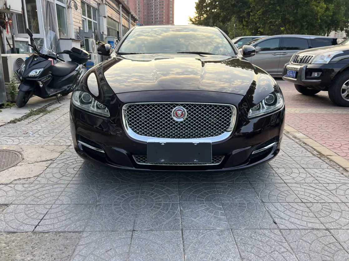 Jaguar XJ