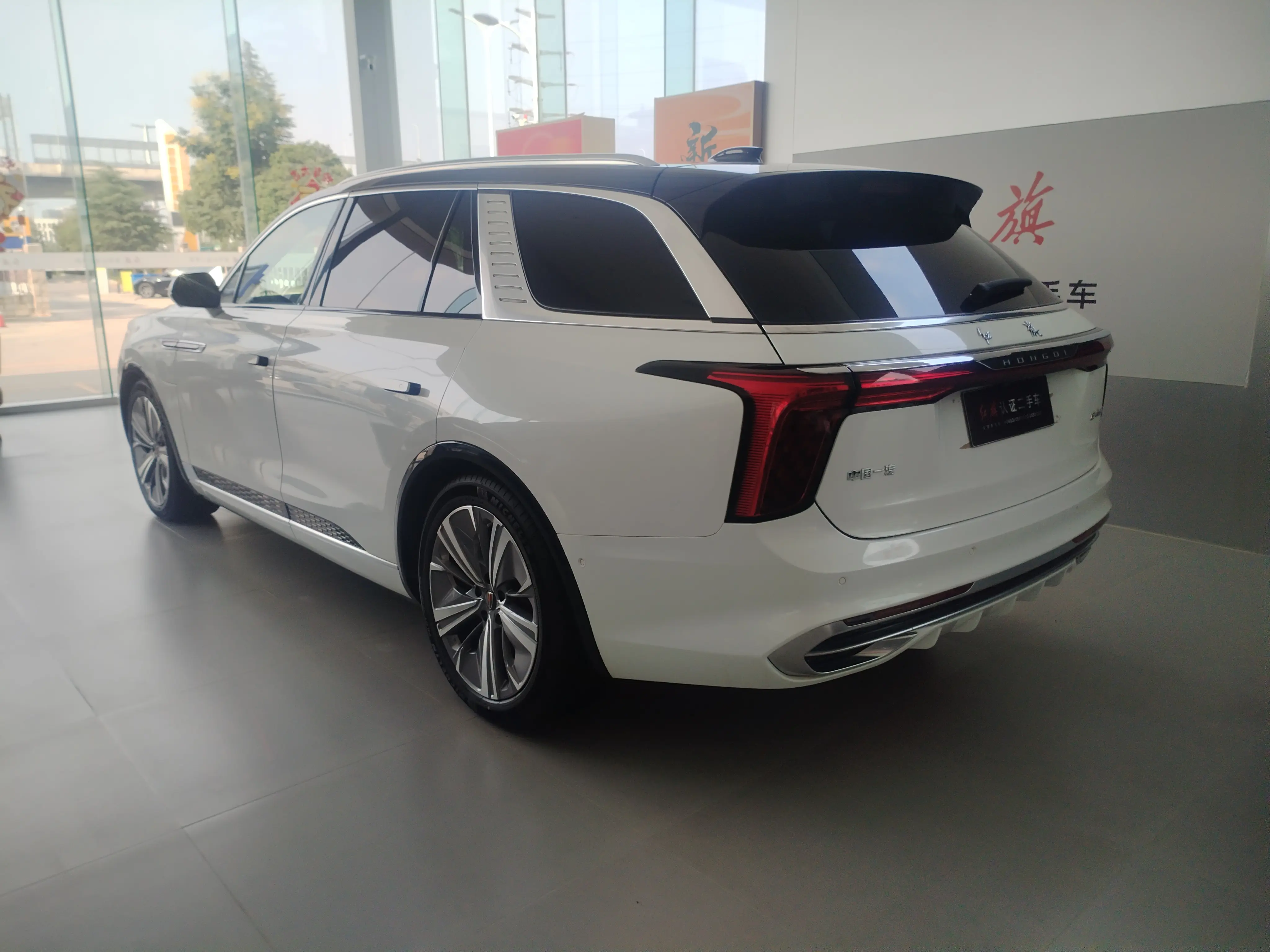 Hongqi E-HS9