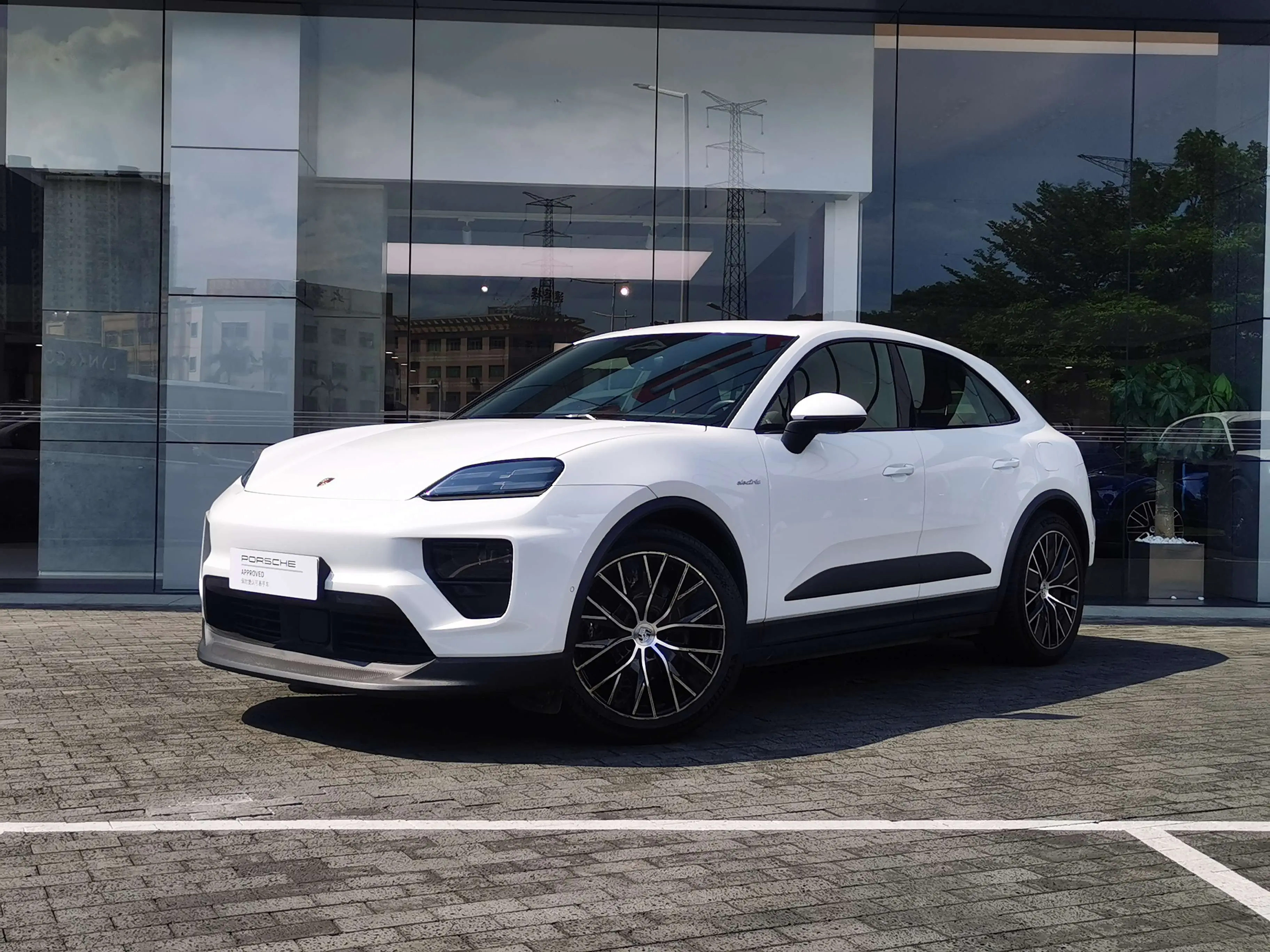 Porsche Macan EV