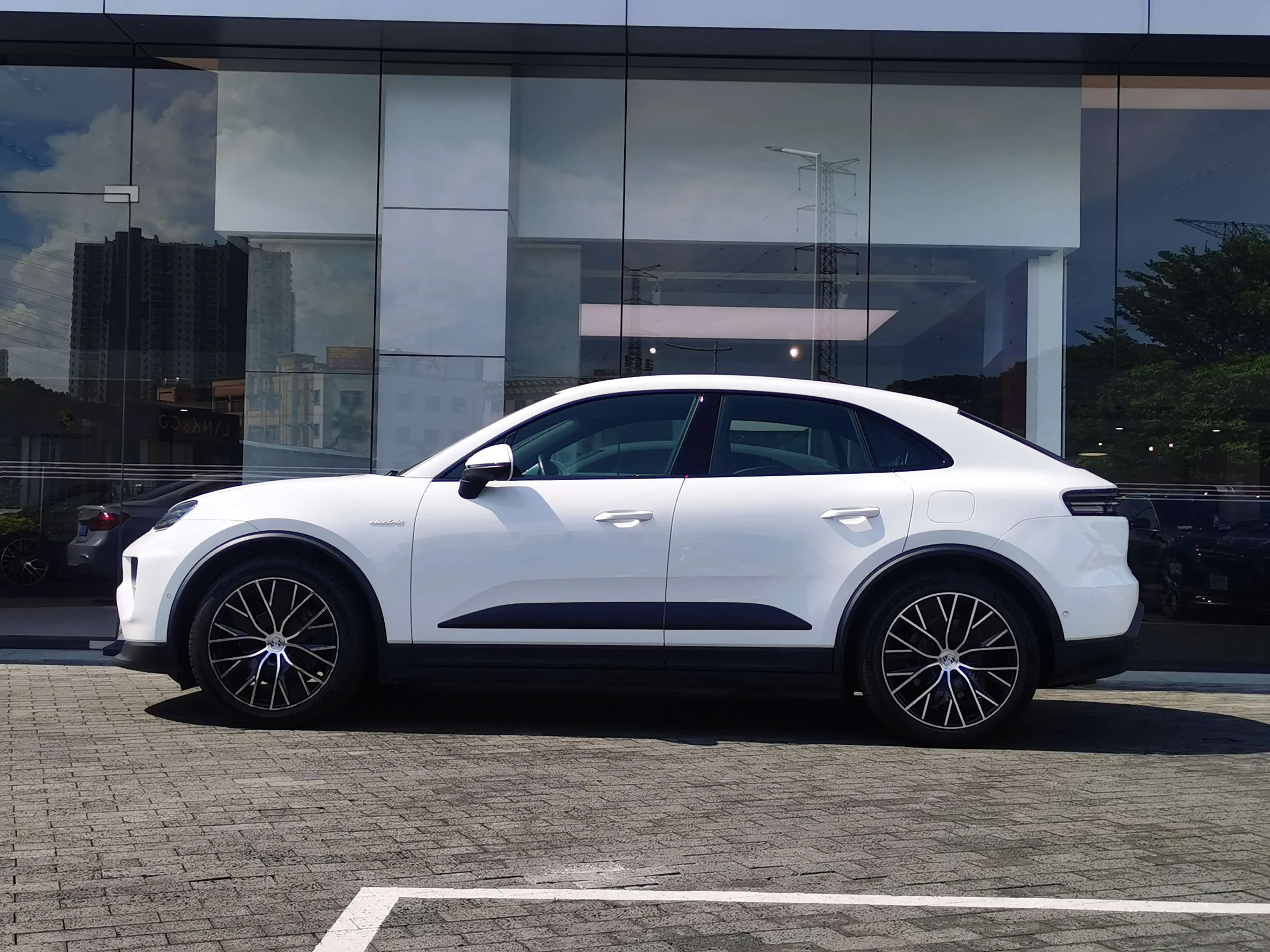 Porsche Macan EV
