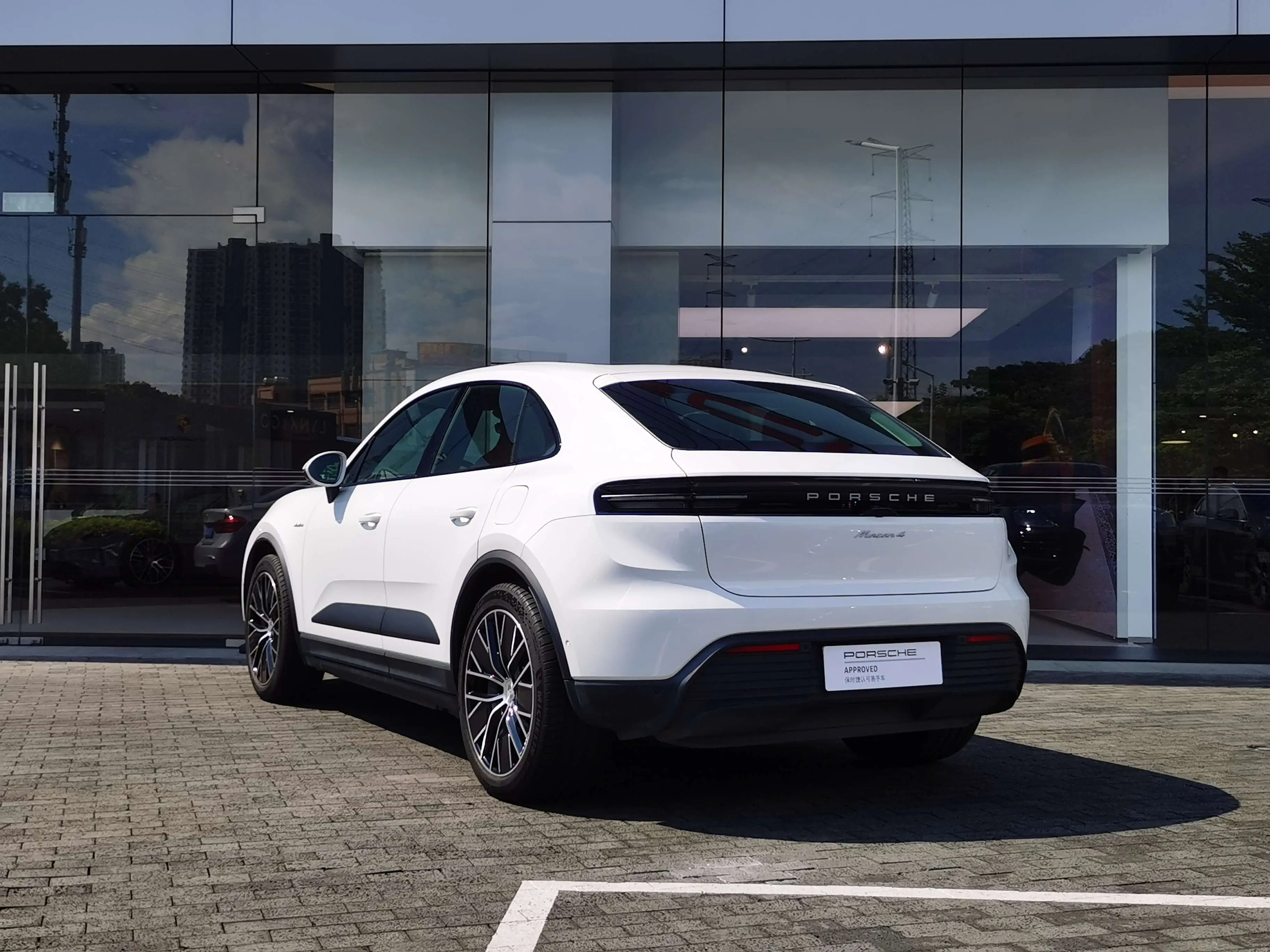 Porsche Macan EV
