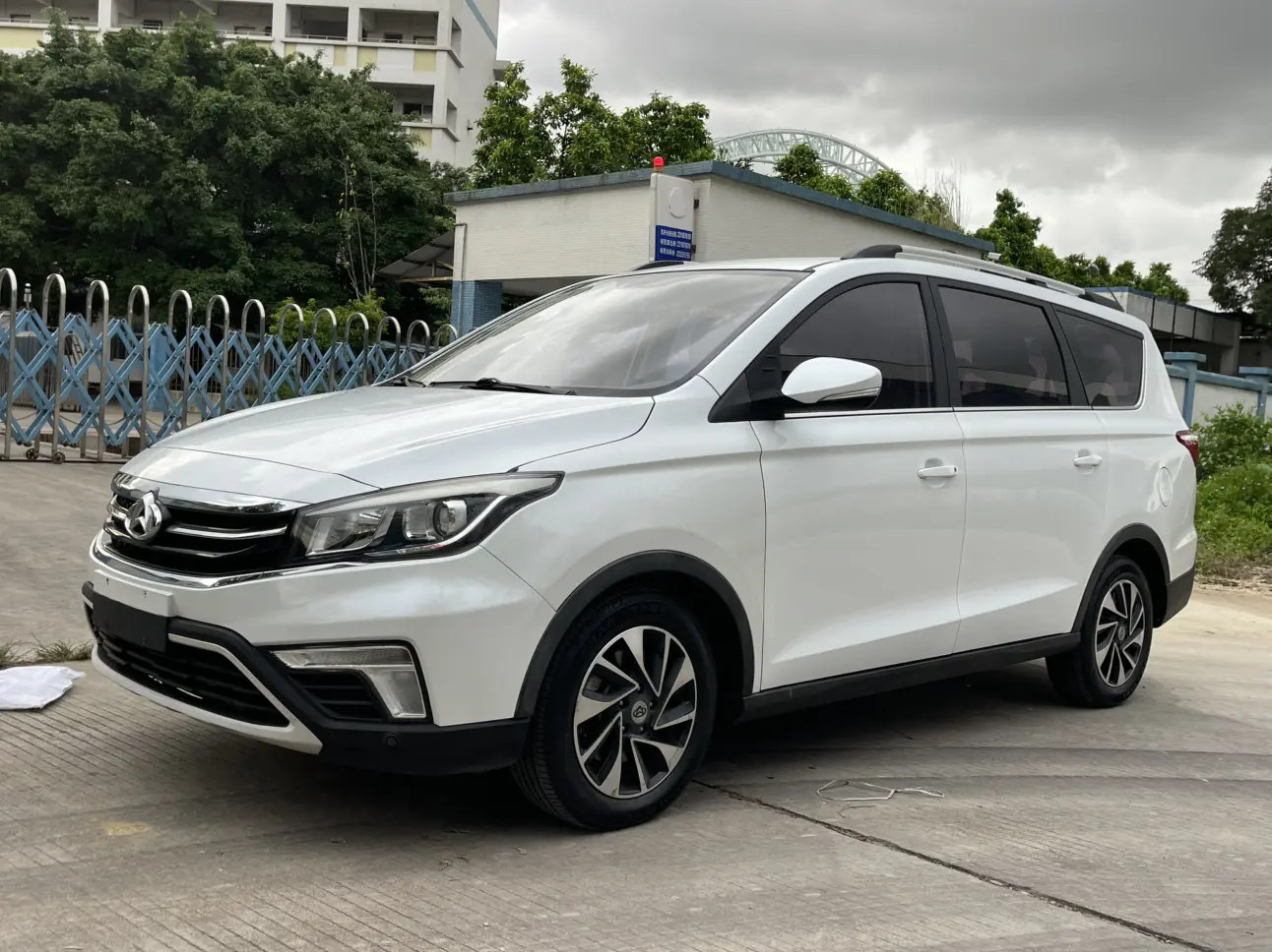 Oshan Changan Auchan A800
