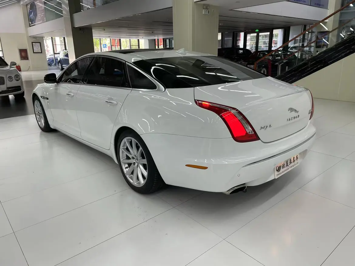 Jaguar XJ