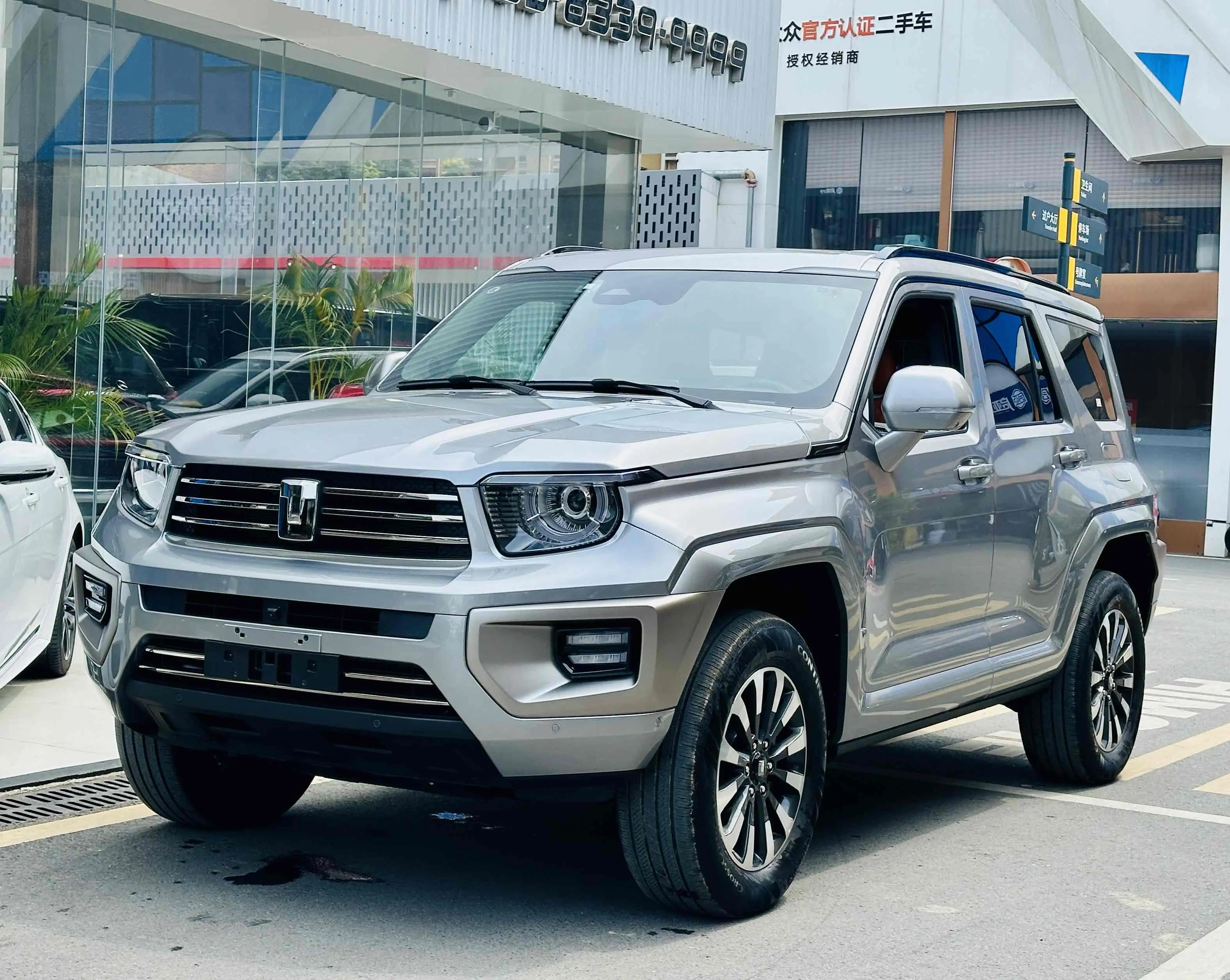 Tank 700 Hi4-T  из Китая