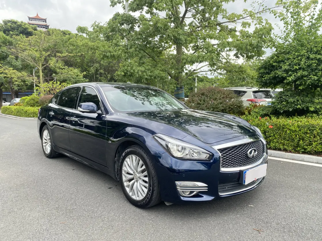 Infiniti Q70