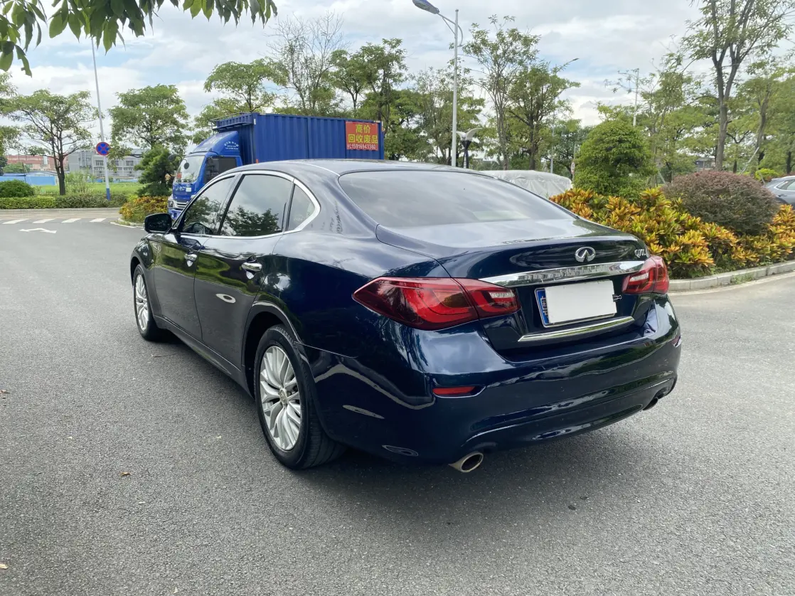 Infiniti Q70