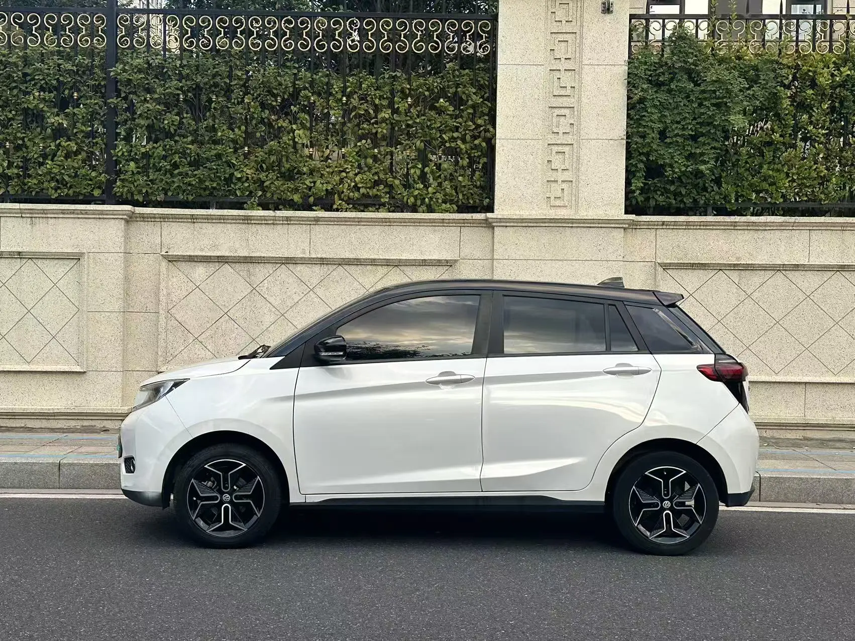 Electric House YOUNG Guang Xiaoxin