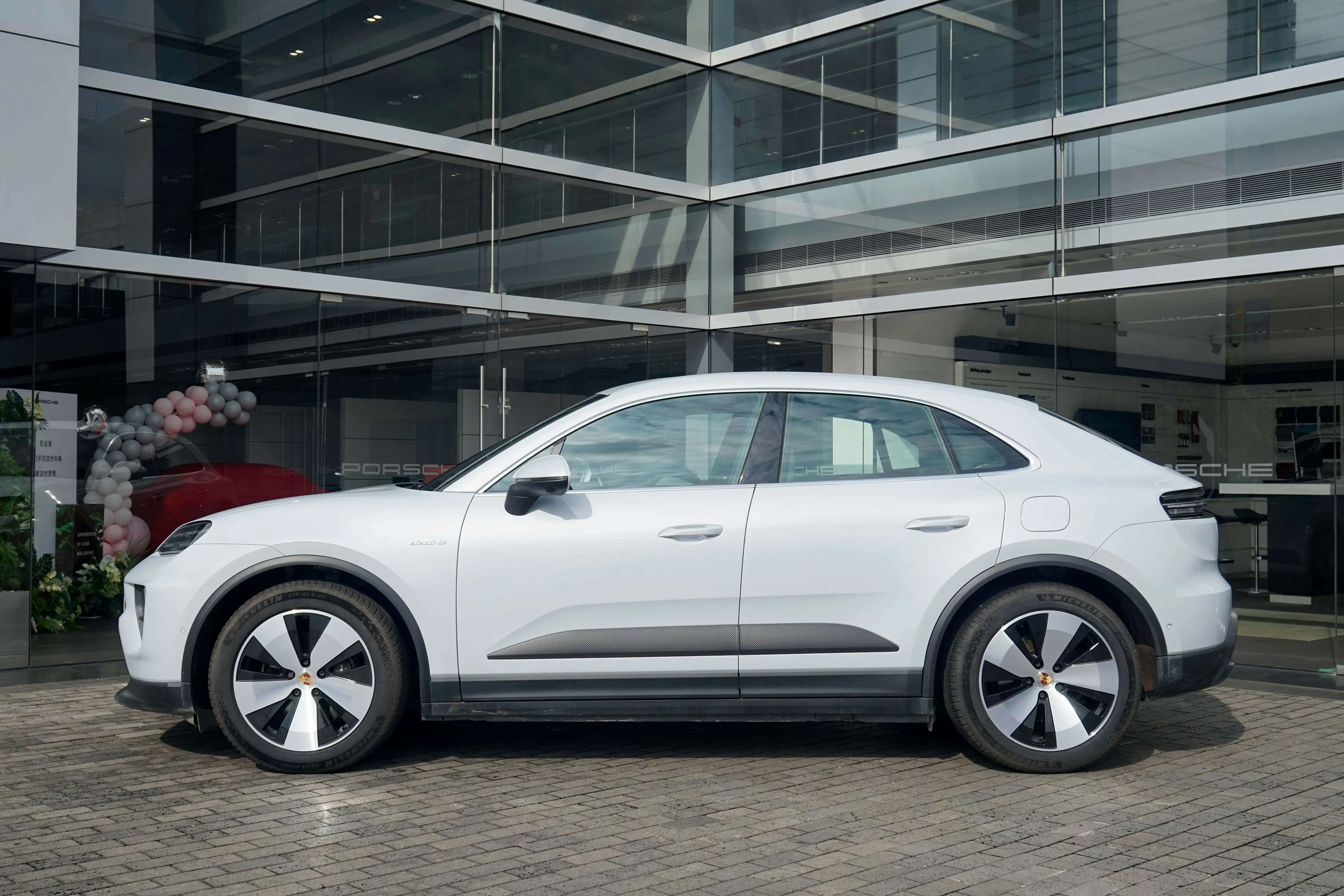 Porsche Macan EV