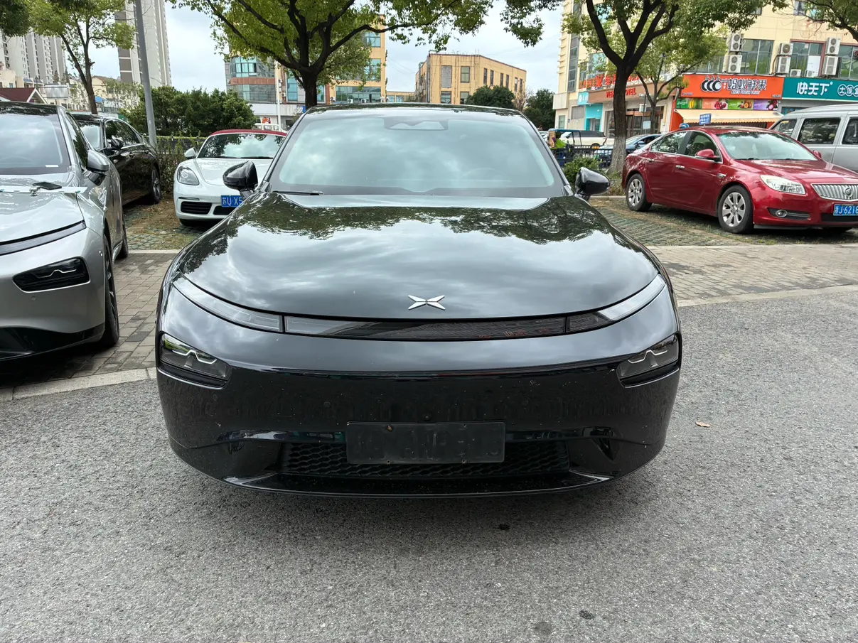 Xpeng P7  из Китая