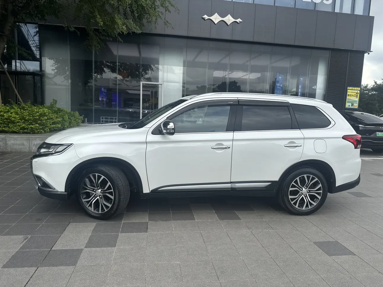 Mitsubishi Outlander (imported)