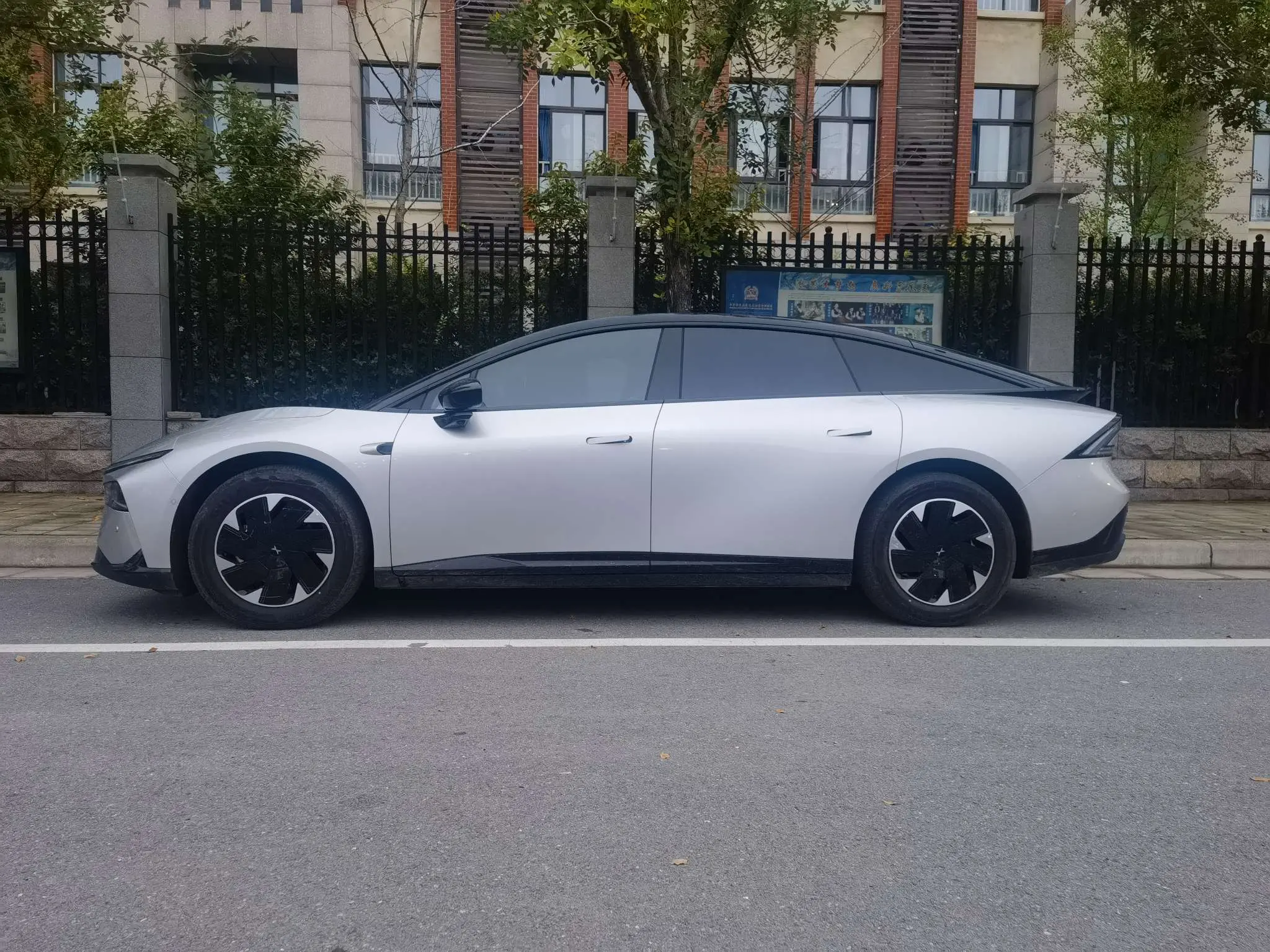 Xpeng P7+  из Китая